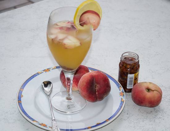 Pfirsichbowle mit rotem Pfeffer Rezept - ichkoche.ch