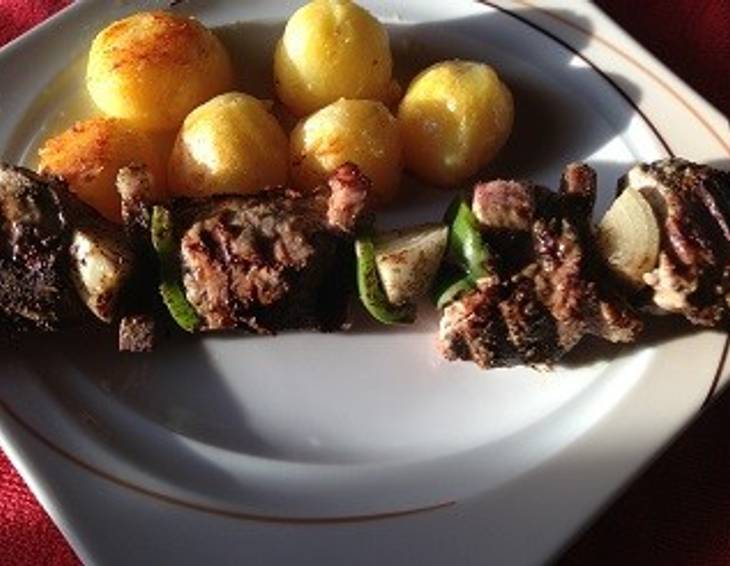 Griechische Fleischspieße mit Paprika und Zwiebeln Griechische Fleischspieße mit Paprika und Zwiebeln