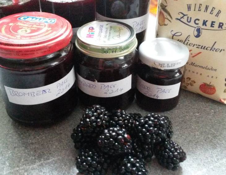 Brombeermarmelade passiert Brombeermarmelade passiert