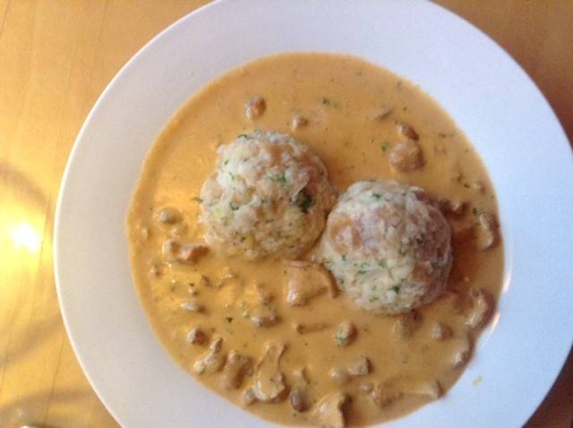 Eierschwammerl mit Semmelknödeln Rezept - ichkoche.de