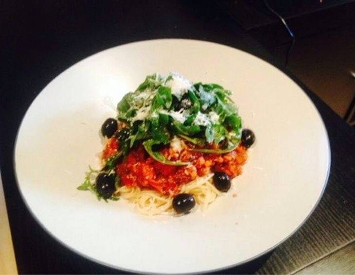 Spaghetti Bolognese mit Rucola und Oliven