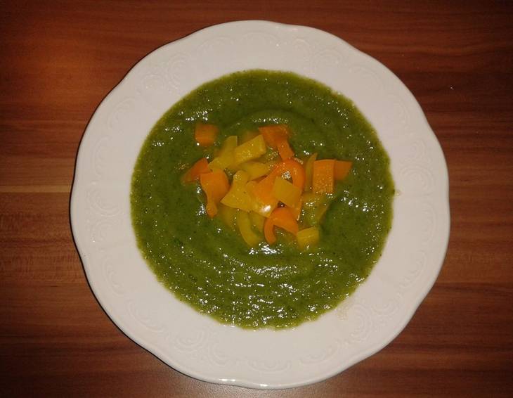 Zucchinischaumsuppe mit Paprikawürfel Zucchinischaumsuppe mit Paprikawürfel