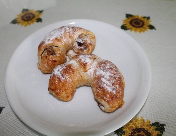 Nusskipferl aus Plunderteig Nusskipferl aus Plunderteig