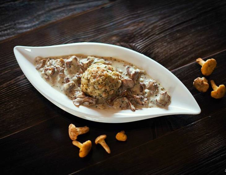 Semmelknödel mit Eierschwammerlsauce Semmelknödel mit Eierschwammerlsauce