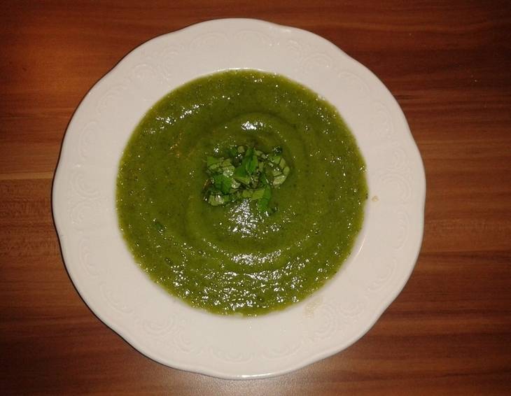 Zucchini-Basilikum-Schaumsuppe Zucchini-Basilikum-Schaumsuppe