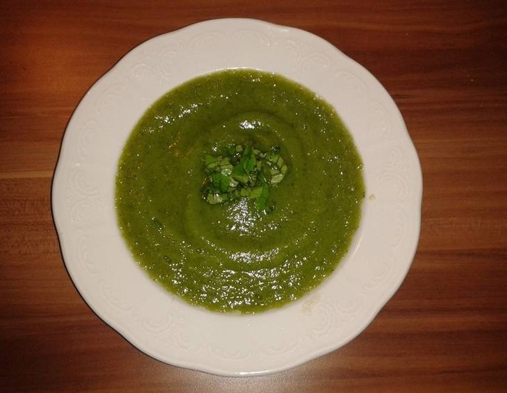 Zucchini-Basilikum-Schaumsuppe