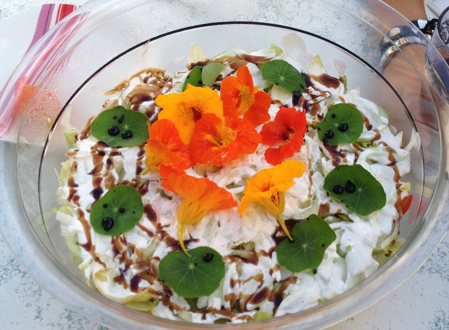 Eiersalat mit Shrimps und Basilikumjoghurt