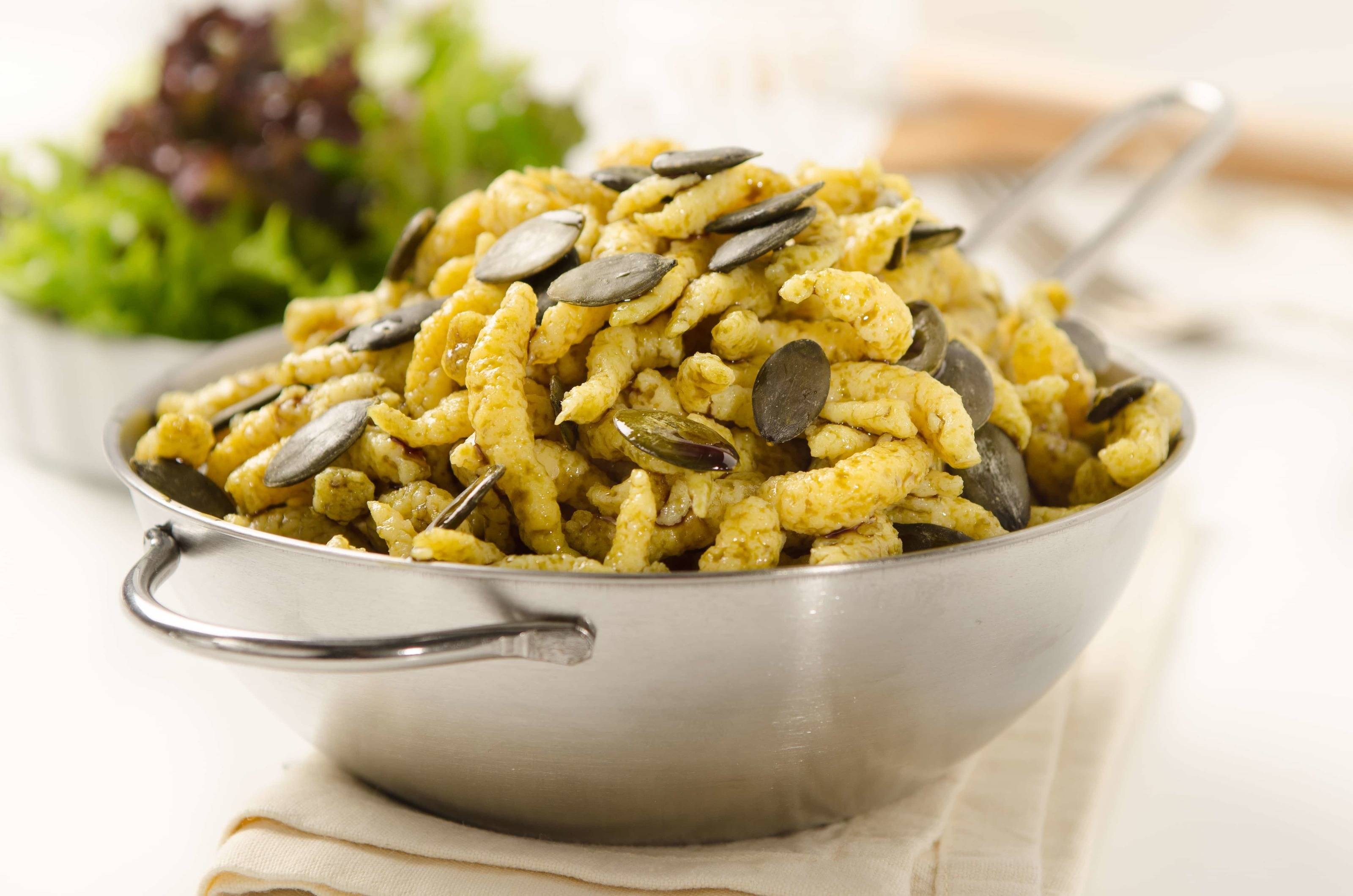 Kürbiskernspätzle mit grünem Salat