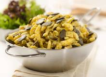 Kürbiskernspätzle mit grünem Salat Kürbiskernspätzle mit grünem Salat