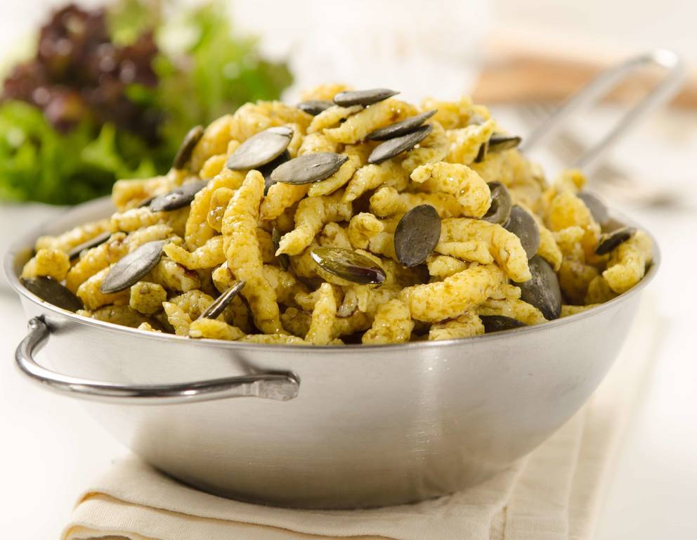 Kürbiskernspätzle mit grünem Salat Kürbiskernspätzle mit grünem Salat