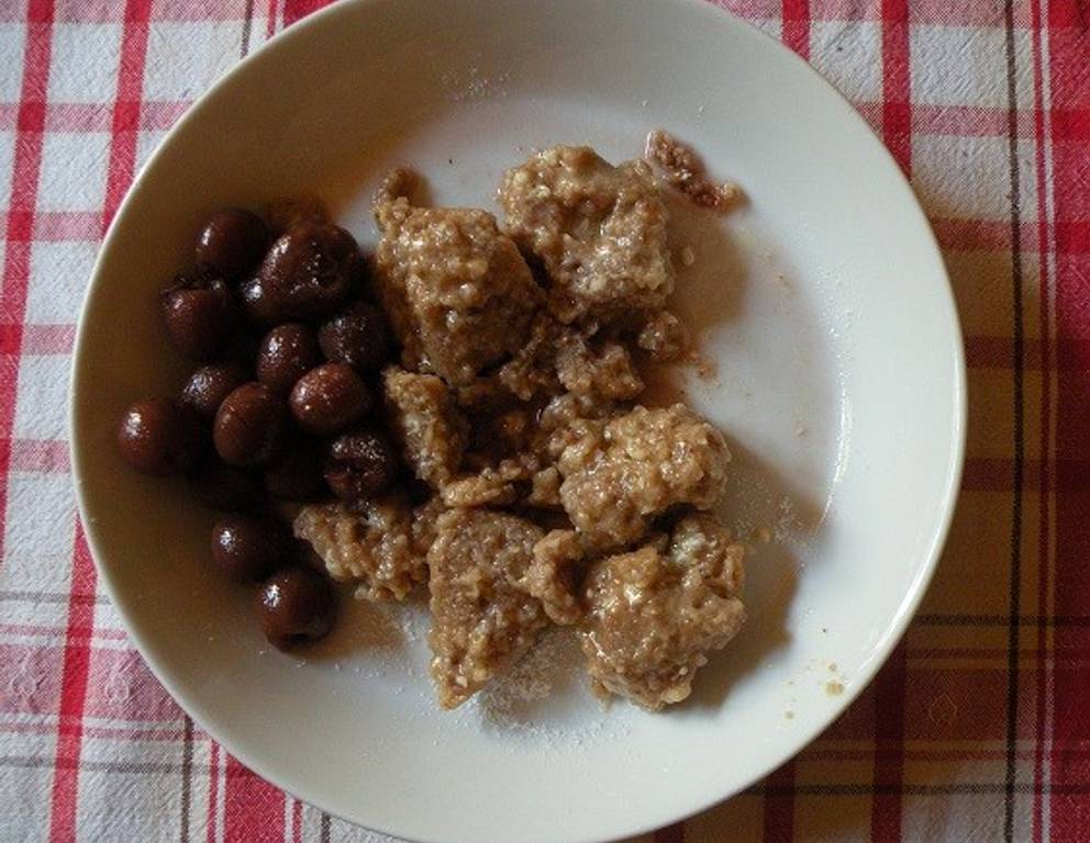 Frischkäse-Dinkelnockerl mit Schoko und Kirschen Frischkäse-Dinkelnockerl mit Schoko und Kirschen