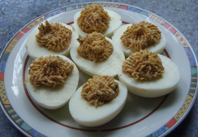 Gefüllte Eier mit Thunfisch Rezept - ichkoche.at