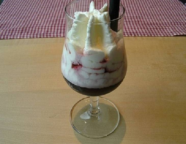 Rotweinlikör mit Schlagobershaube Rotweinlikör mit Schlagobershaube