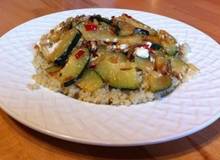 Quinoa mit Zucchini und Schafkäse Quinoa mit Zucchini und Schafkäse