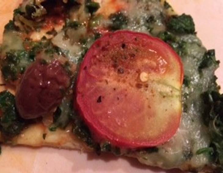 Pizza mit Spinat und Paradeiser Pizza mit Spinat und Paradeiser