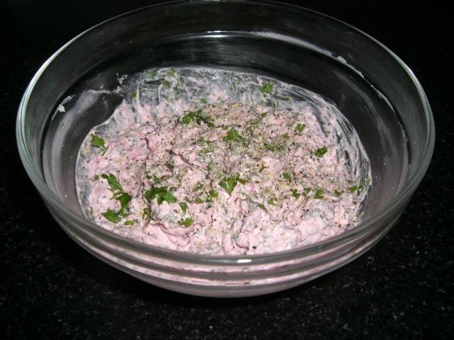 Rote Rüben-Aufstrich mit Meerrettich Rezept - ichkoche.ch Rote Rüben-Aufstrich mit Meerrettich Rezept - ichkoche.ch