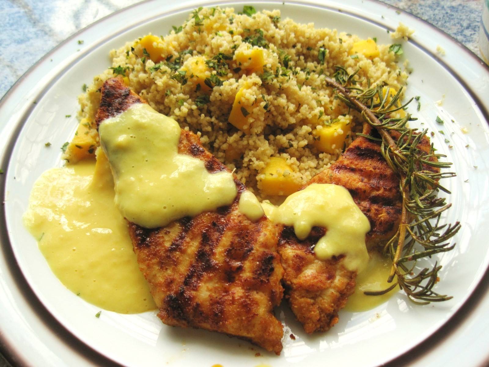 Mango-Couscous mit Hühnerfilet und Mangosauce