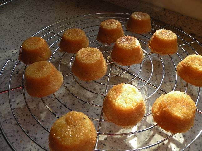 Pistazien-Grießkuchen mit Jasmin-Orangen-Sirup Rezept - ichkoche.de