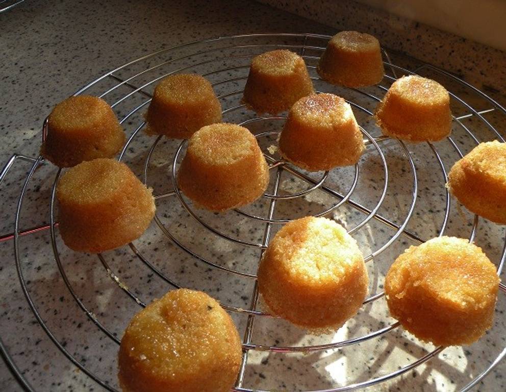 Pistazien-Grießkuchen mit Jasmin-Orangen-Sirup Pistazien-Grießkuchen mit Jasmin-Orangen-Sirup