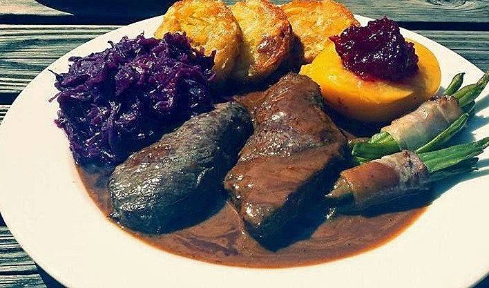 Gedünsteter Hirschbraten mit Rotkraut und Preiselbeerbirne