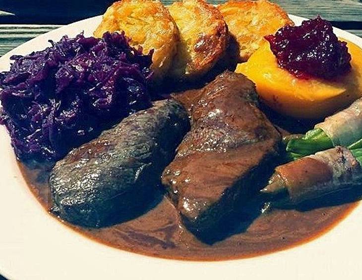 Gedünsteter Hirschbraten mit Rotkraut und Preiselbeerbirne Gedünsteter Hirschbraten mit Rotkraut und Preiselbeerbirne