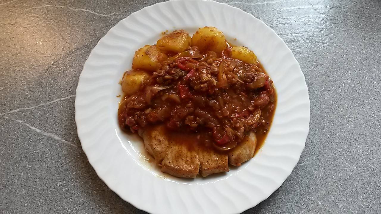 Puszta-Schnitzel mit pikantem Letscho und Petersilienkartoffeln