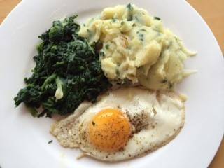 Spiegelei mit Kartoffelpüree und Spinat Rezept - ichkoche.de Spiegelei mit Kartoffelpüree und Spinat Rezept - ichkoche.de