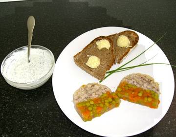 Kalbsterrine mit Karotten, Erbsen und Sellerie Meerrettich