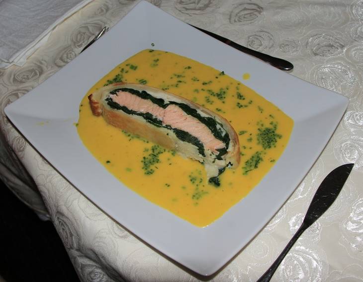 Lachs in Blätterteig mit Basilikumsauce Lachs in Blätterteig mit Basilikumsauce