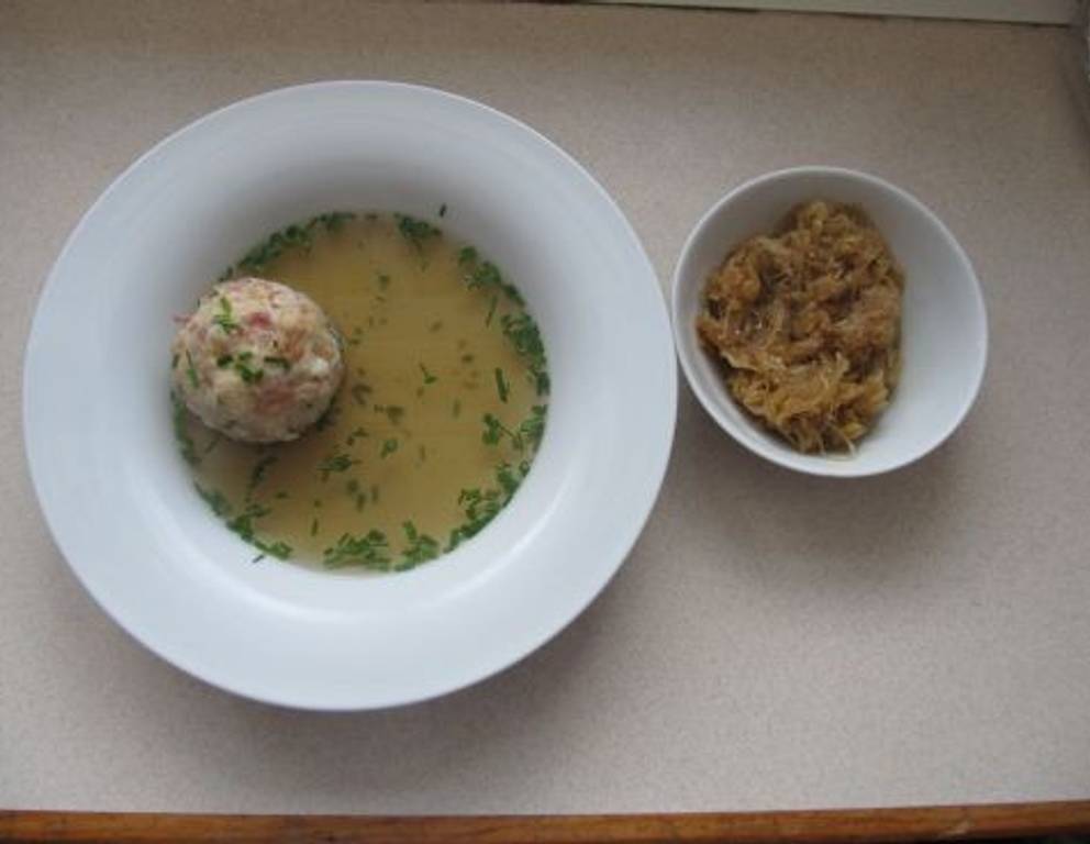 Tirolerknödelsuppe Tirolerknödelsuppe