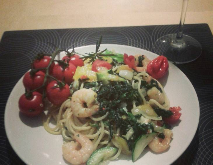 Spaghetti mit Blattspinat und Garnelen Spaghetti mit Blattspinat und Garnelen