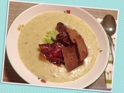 Erdäpfel-Lauch-Suppe mit Speckchips