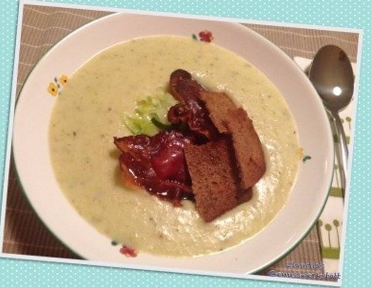 Erdäpfel-Lauch-Suppe mit Speckchips