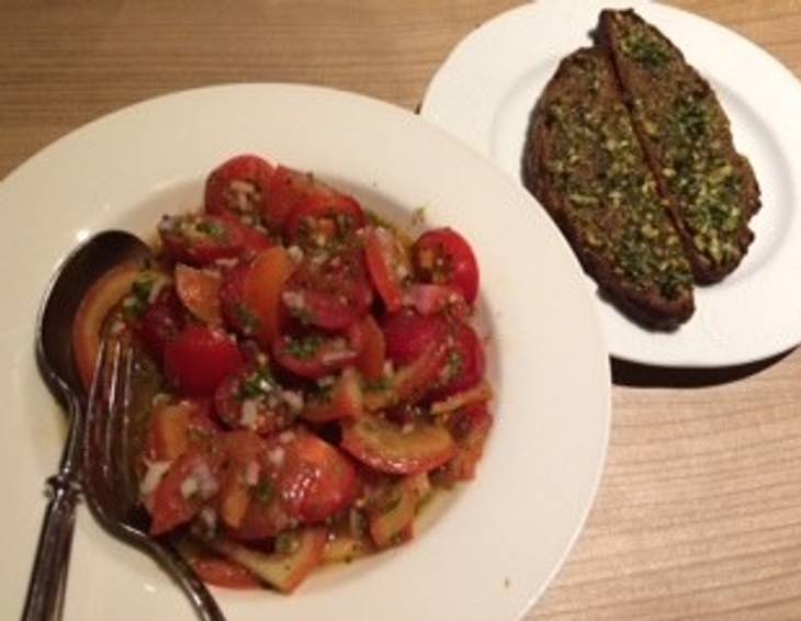 Tomatensalat mit Knoblauchbrot