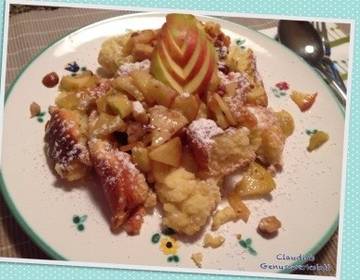 Herbstlicher Apfelschmarren mit Nüssen Herbstlicher Apfelschmarren mit Nüssen