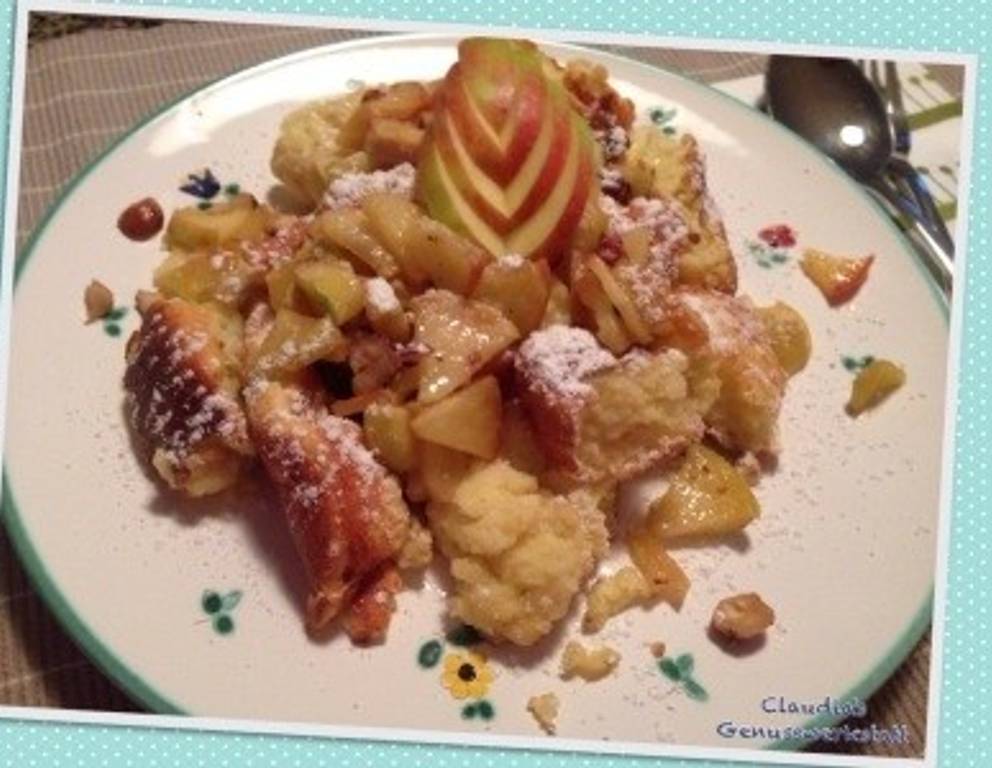 Herbstlicher Apfelschmarren mit Nüssen Herbstlicher Apfelschmarren mit Nüssen