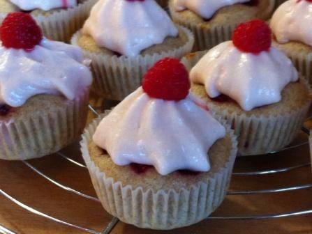 Cupcakes mit Amaretti und Himbeer-Mascarpone-Creme