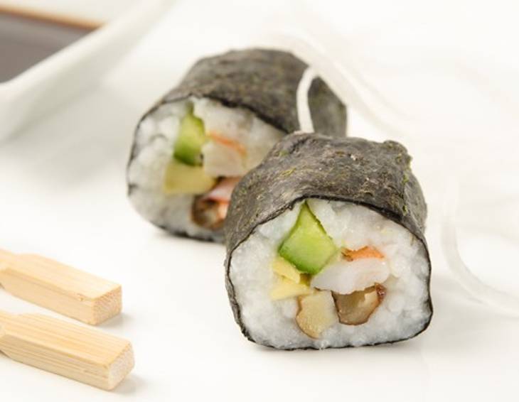 Maki mit Garnelen, Gurke und Shiitake Maki mit Garnelen, Gurke und Shiitake
