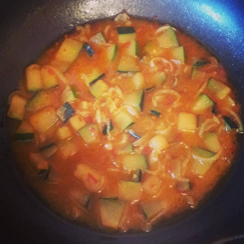 Zucchini-Zwiebel-Ragout in scharfer Chili-Curry-Sauce