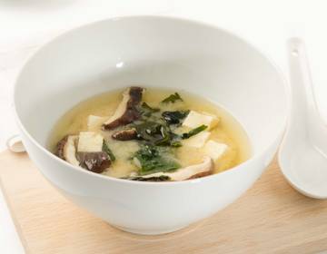 Miso-Suppe mit Shiitake-Pilzen Miso-Suppe mit Shiitake-Pilzen