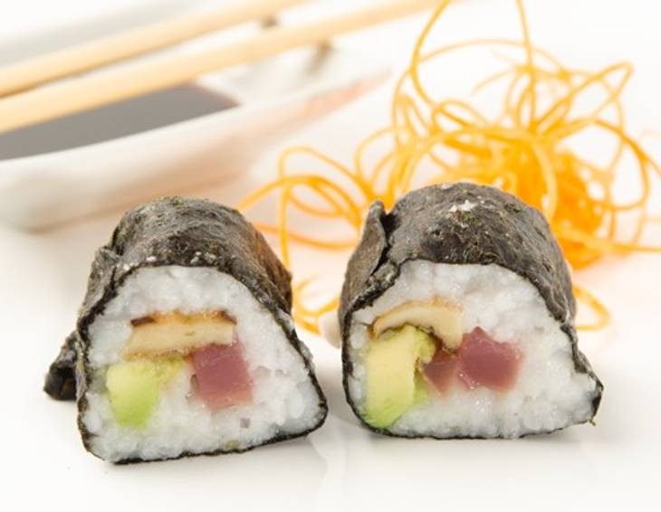 Maki mit Thunfisch, Avocado und Shiitake