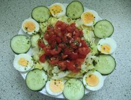 Gurken-Tomatensalat mit Ei