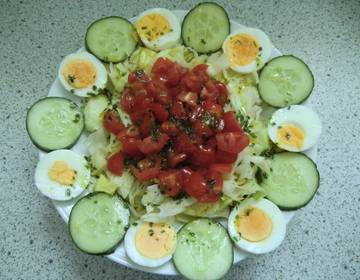 Gurken-Tomatensalat mit Ei