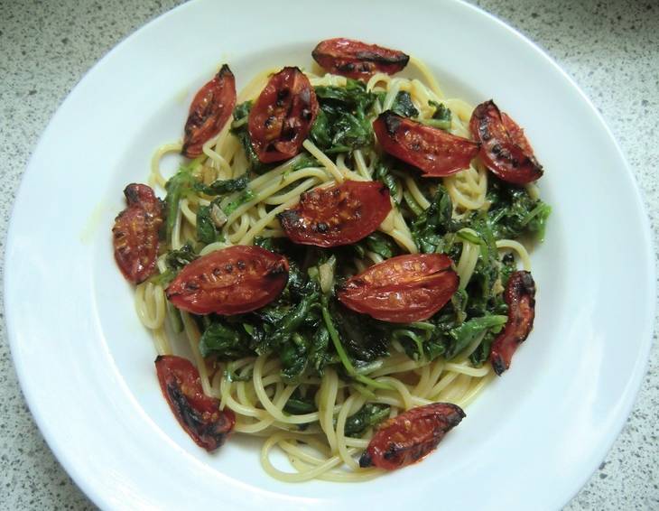 Salatnudeln mit gegrillten Tomaten Salatnudeln mit gegrillten Tomaten