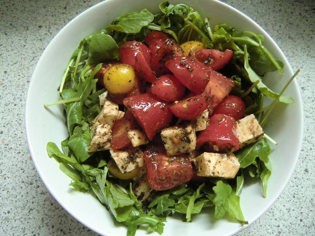 Rucola-Tomatensalat mit Mozzarella