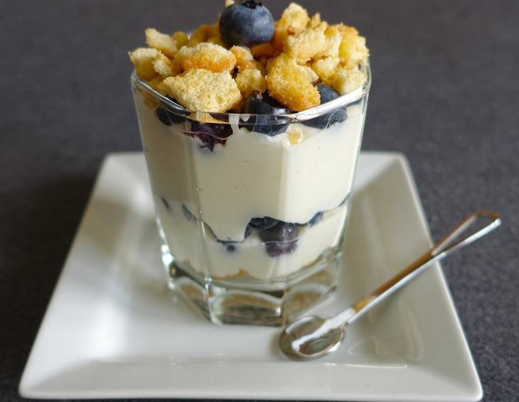 Joghurt-Beerencreme mit Crunchy Joghurt-Beerencreme mit Crunchy