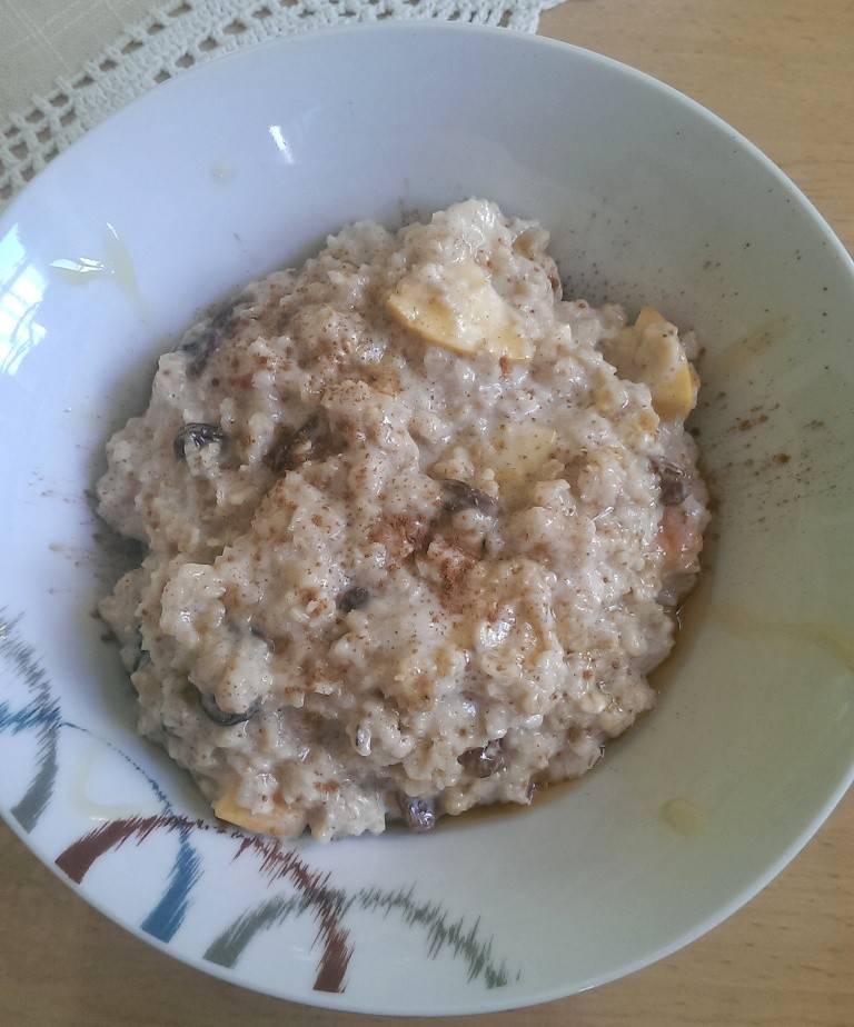 Haferbrei mit Apfel, Nüssen und Rosinen Rezept - ichkoche.ch