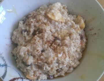 Haferbrei mit Apfel, Nüssen und Rosinen Haferbrei mit Apfel, Nüssen und Rosinen
