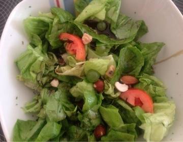 Häuptelsalat mit Nüssen und Trauben Häuptelsalat mit Nüssen und Trauben