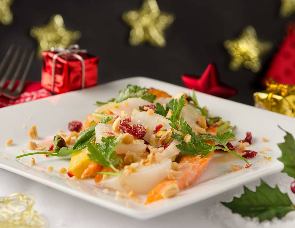 Wurzelgemüse mit Nüssen und Kren-Preiselbeer-Dressing Wurzelgemüse mit Nüssen und Kren-Preiselbeer-Dressing